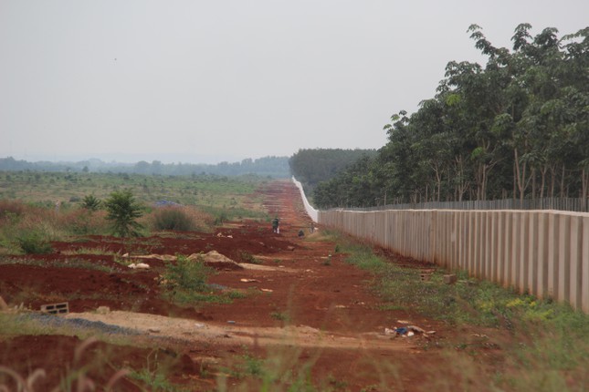 Hàng rào ranh giới sân bay đang được xây dựng